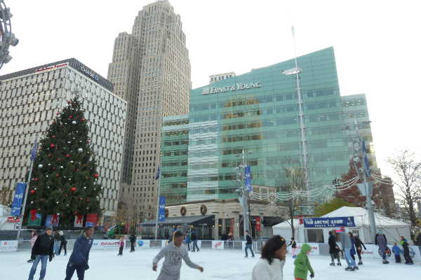 Eisbahn am Campus Martius Park, Downtown Detroit © Andrea Bonder